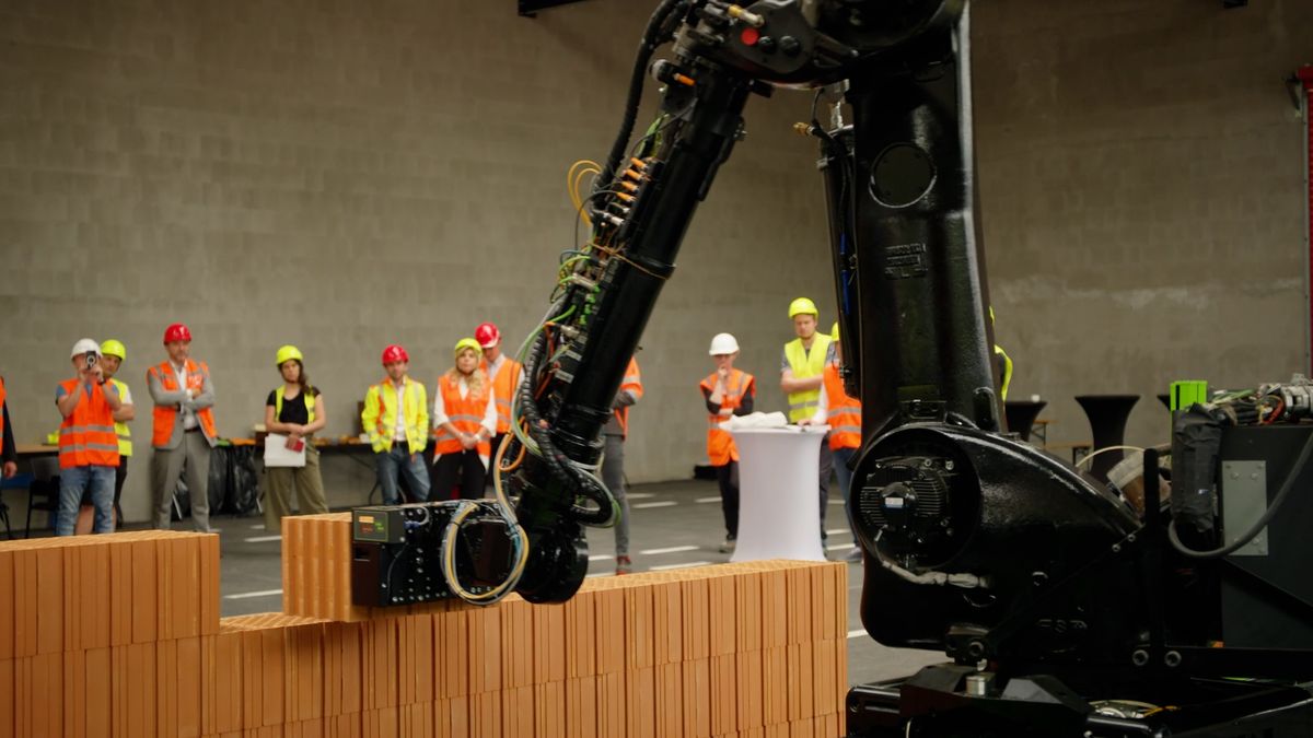 Zdicí robot vyráží „do světa“. Dokáže pracovat dvakrát rychleji než pět zedníků